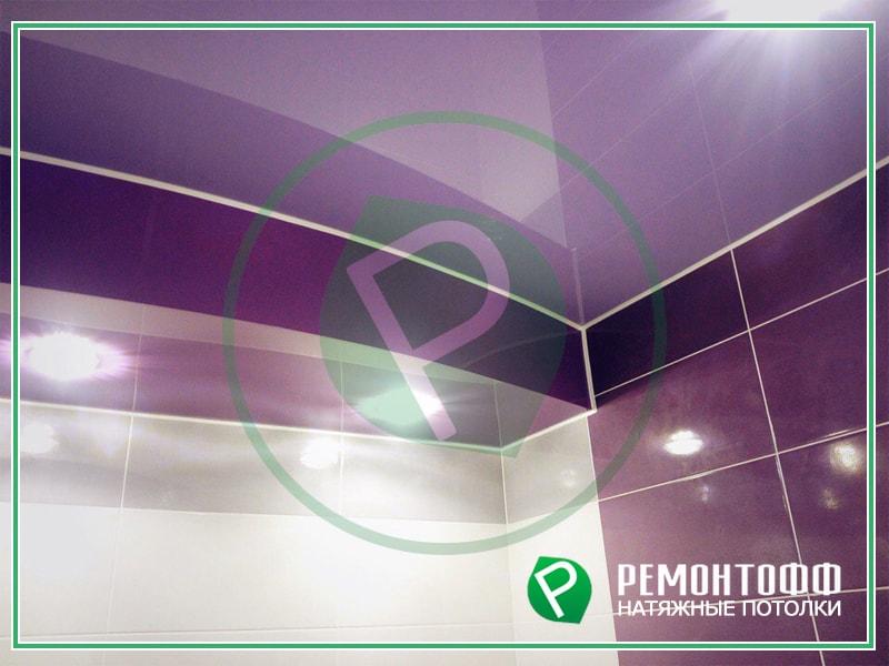 Глянцевый натяжной потолок в ванной с точечными светильниками фото натяжного потолка для ванной Томск, потолок в ванной с 6 углами фото.